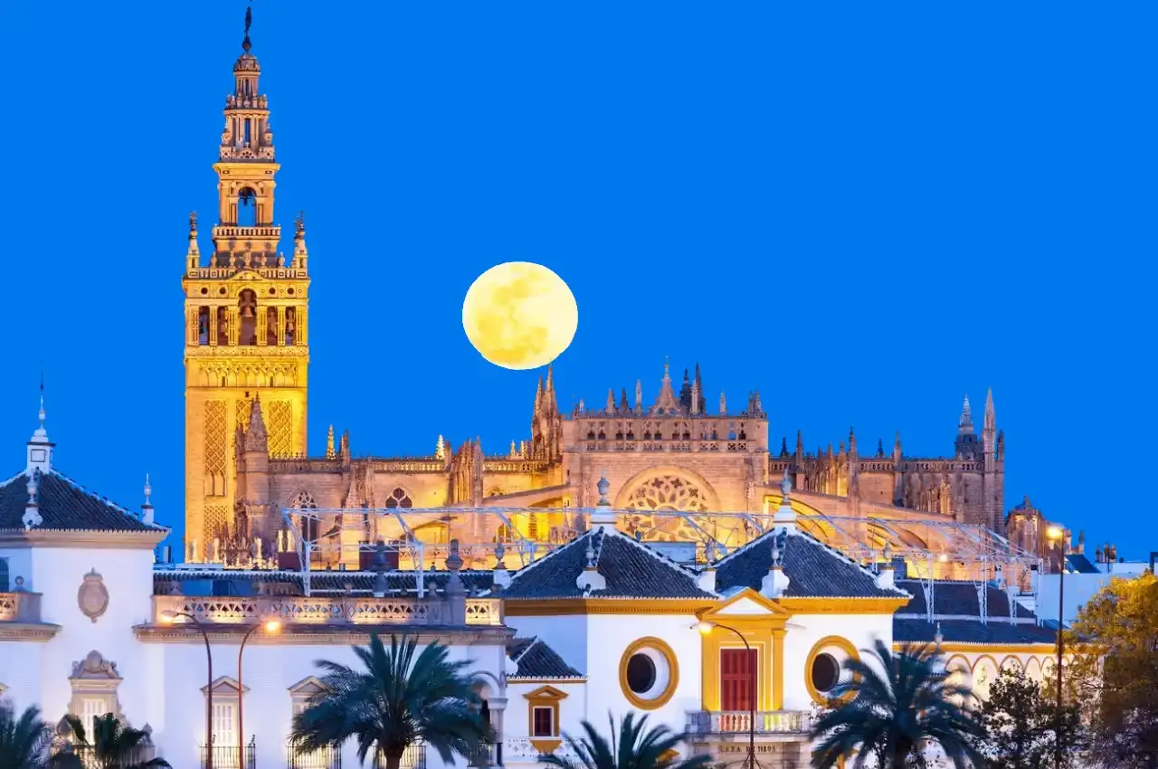 luna llena en la Giralda Sevilla